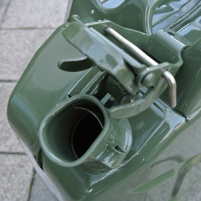 metalen groene jerrycan